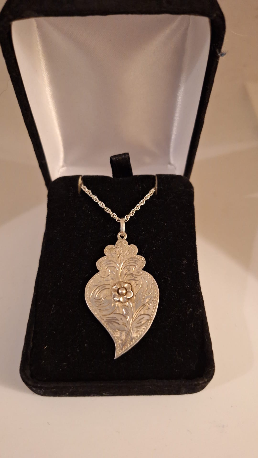 Pre Owned ornate Silver pendant with chain